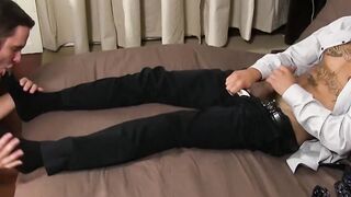 Inked homo jerks off while his toes are sucked and licked