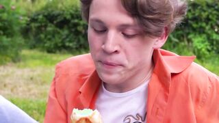 Pretty lad Elio Pjatteryd deepthroats Tom Hearts huge cock