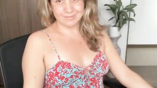 sitingwoman Cam sex chat at stripTango