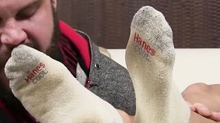 Tattooed hunk receives feet licking while masturbating