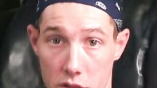 Rough gay shows off his body and big cock while masturbating Hoe 2
