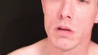 Rough gay shows off his body and big cock while masturbating Hoe 2