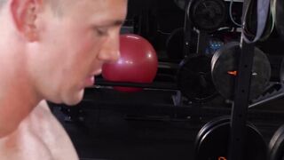 Hunk helps younger dude exercise before analramming him
