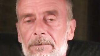 Hairy amateur jizzes all over his belly after masturbating