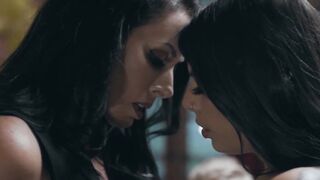 Sinful dykes Gina Valentina and Reagan Foxx enjoy oral sex