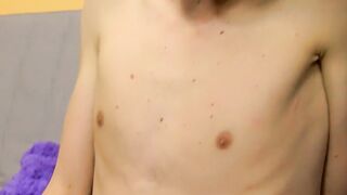 Skinny youngster cumms while drilling his ass with a dildo