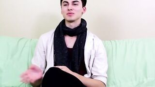 Twink uses a big dildo and masturbates after the interview
