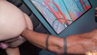 Tattoed stud Deshae penetrates huge hand with John Thomas anus