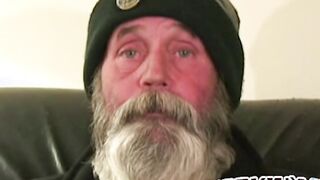 Hobo amateur grandpa jerking himself off with his huge beard Hoe 2