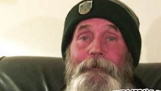Hobo amateur grandpa jerking himself off with his huge beard Hoe 2