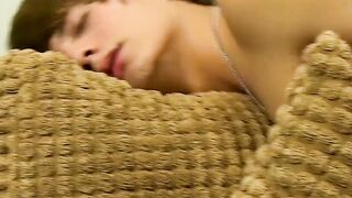 Homo toys his tight poop hole and jerks off with cumshot
