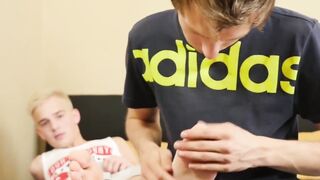 Twinkie venerates his sweethearts feet before ass fucking him