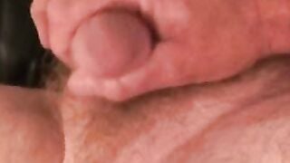 Hairy old amateur jerks off and shoots a load on his belly Hoe 2