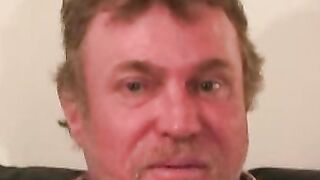 Hairy old amateur jerks off and shoots a load on his belly Hoe 2