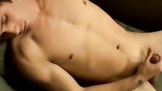 Straight dude Nailz wanking his massive cock until he jizz