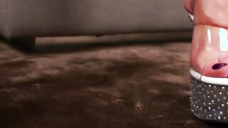 Enchanting tranny flaunts feet prior to stroking off fiercely