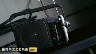 Brazzers - Dick Starved Abigail Mac can't Resist Johnny Sins' Cock & Takes it Deep into her Cunt