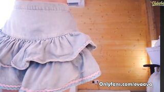 Rusita jugando con su ropa interior