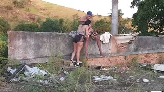 The actor Brinqueto asked the sensual Danny Beauty to performance the slab of the house under construction, and she showed him how she sits firmly on the doll and gave that creampie