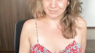 sitingwoman Online sex chat at stripTango