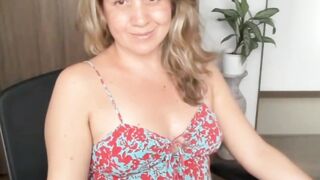 sitingwoman Online sex chat at stripTango