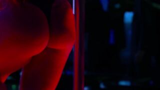 The hot blonde goes to a men's club in the city of São Paulo  to do a striptease.