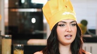 Clara Wellen, famous Brazilian influencer, was caught opening the door naked for a mo