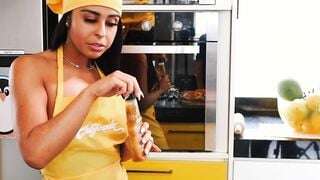 Clara Wellen, famous Brazilian influencer, was caught opening the door naked for a mo
