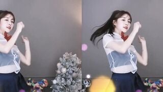 kpop whore Ellin from Crayon Pop cheeky dance