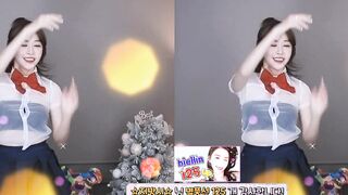 kpop whore Ellin from Crayon Pop cheeky dance