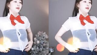 kpop whore Ellin from Crayon Pop cheeky dance