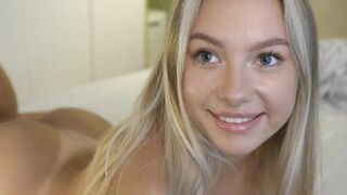 This Charming Sexy Babe Makes Herself Wet