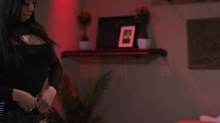 Handsome masseur fucks the ass of TS Ebony customer