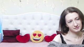Amateur babe flashes bra for fans