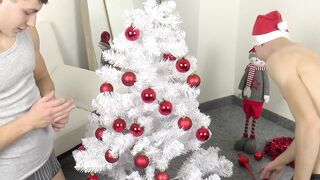 Decorate the Christmas tree and go wanking