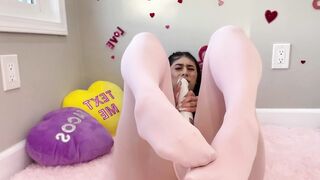 Violet Myers Fucks herself on Valentine's Day and Cumming