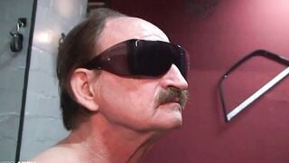 Sklavenqual von three Sklaven, fesseln, Trampling, Käfighaltung, Fussfetisch, Auspeitschen von extrem geiler Hot Dominatrix