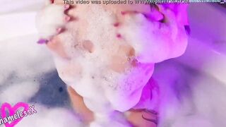 Soak sluts twerks and masturbates into a bubble bath-tub