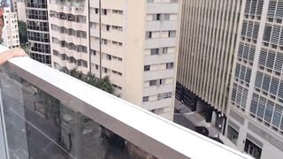 Passeio nas fases de covid nas ruas de São Paulo  acaba em foda com entregador de ifood na sacada do prédio