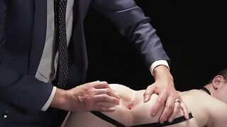 Ethan Tate displayed pink hole wide open to attract his buyers and increase the biddi