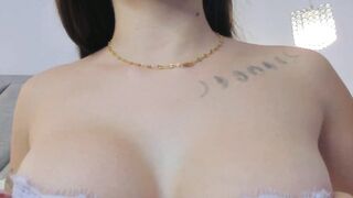 Beautiful Colombian Chick Pleasures Herself in Bed