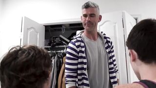 Kinky stepdaddy joins twinks barebacking in threesome Hoe 2