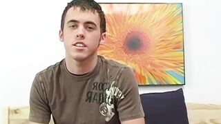Amateur gay Clay Whorton plays his ass while masturbating