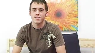 Amateur gay Clay Whorton plays his ass while masturbating