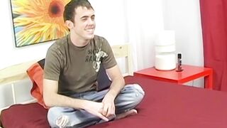 Amateur gay Clay Whorton plays his ass while masturbating