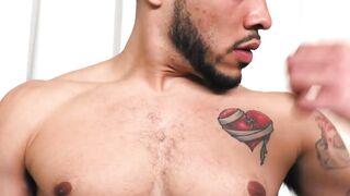 Muscular dude Elijah Wilde got some jerking off skills you will love