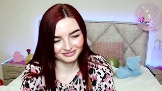 Solo redhead babe have fun on webcam