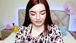 Solo redhead babe have fun on webcam