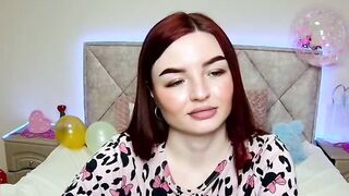 Solo redhead babe have fun on webcam
