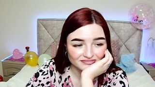 Solo redhead babe have fun on webcam